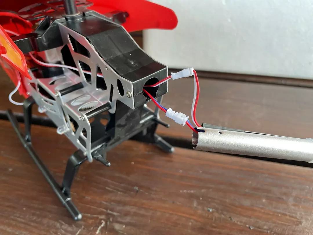 Łączenie ogona helikoptera z kabiną