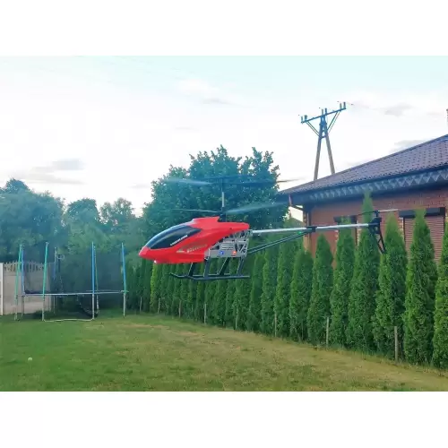 Duży helikopter RC w trakcie lotu