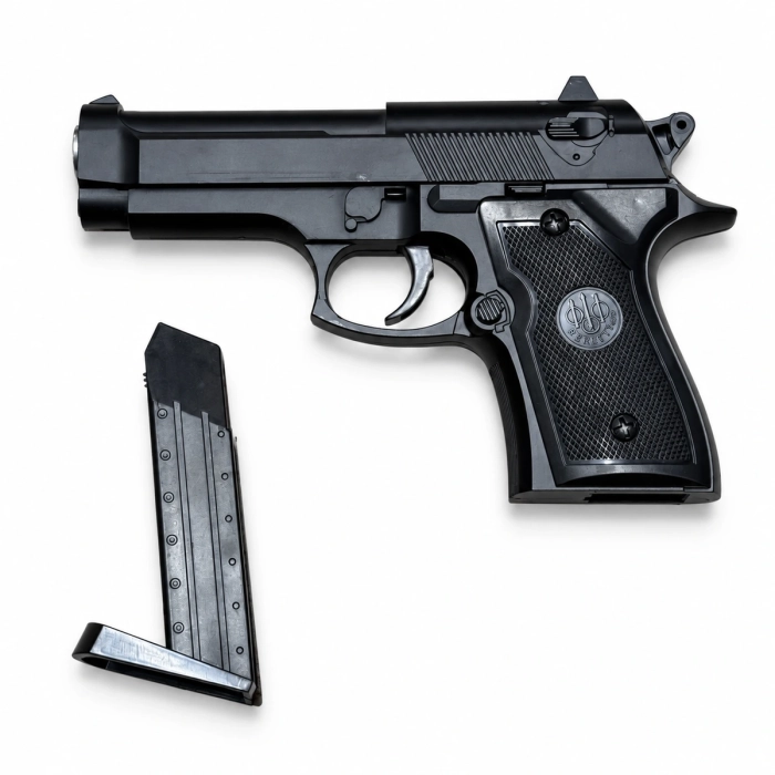 Czarny pistolet airsoft FF-V1 z wyjętym magazynkiem na białym tle