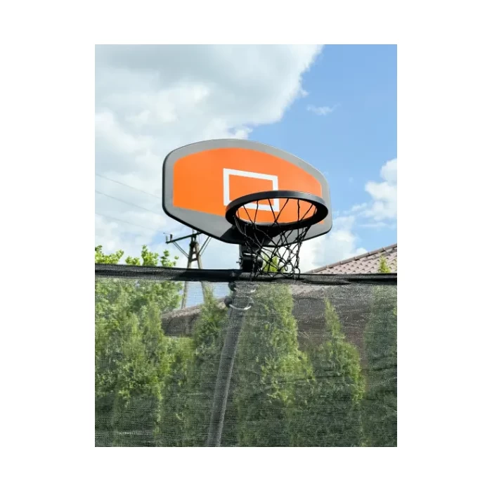 Kosz do koszykówki montowany na trampolinie