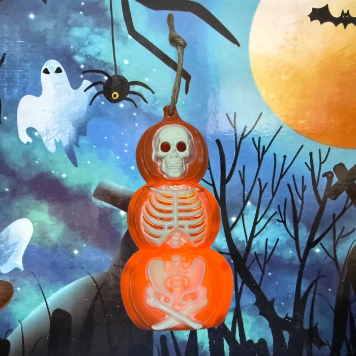 Zawieszka Halloweenowa Dynia z Kościotrupem – Świecąca Dekoracja na Halloween