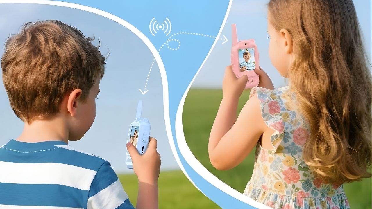 Dzieci bawiące się video krótkofalówkami